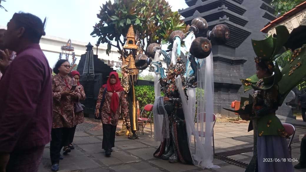 Dinas Kepemudaan, Olahraga, Kebudayaan, dan Pariwisata (Disporabudpar) Kabupaten Nganjuk mengadakan Gelar Seni Budaya, Pariwisata dan Ekonomi Kreatif di Anjungan Jawa Timur, Taman Mini Indonesia Indah (TMII), Jakarta Minggu 18 Juni 2023. (Foto: dok.nganjukkab)