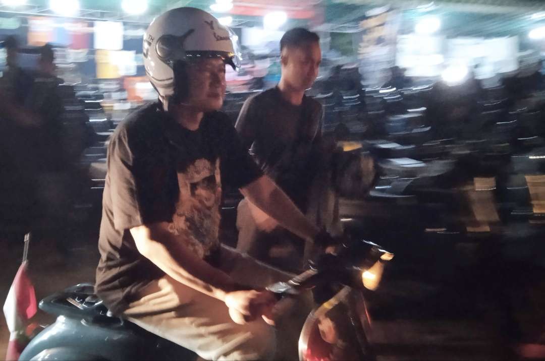 Bupati Lamongan, Yuhronur Efendi naik vespa untuk membuka Lamongan Vespa Carnival (Foto : Imron Rosidi/Ngopibarengil.id)