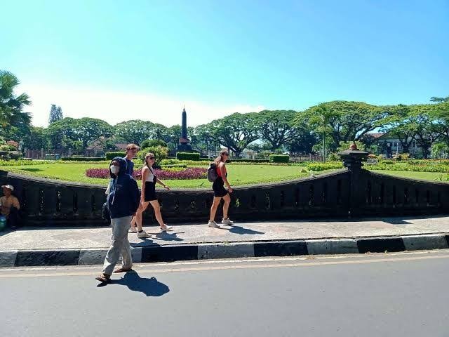 Sejumlah wisatawan asing ketika berwisata di Kota Malang (Foto: Lalu Theo/Ngopibareng.id)