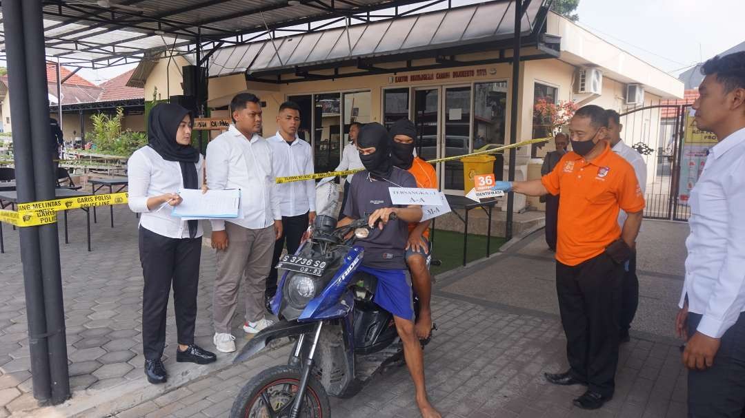 Pelaku membuang mayat korban di parit kolong jembatan rel kereta api. (Foto: Deni Lukmantara/Ngopibareng.id)