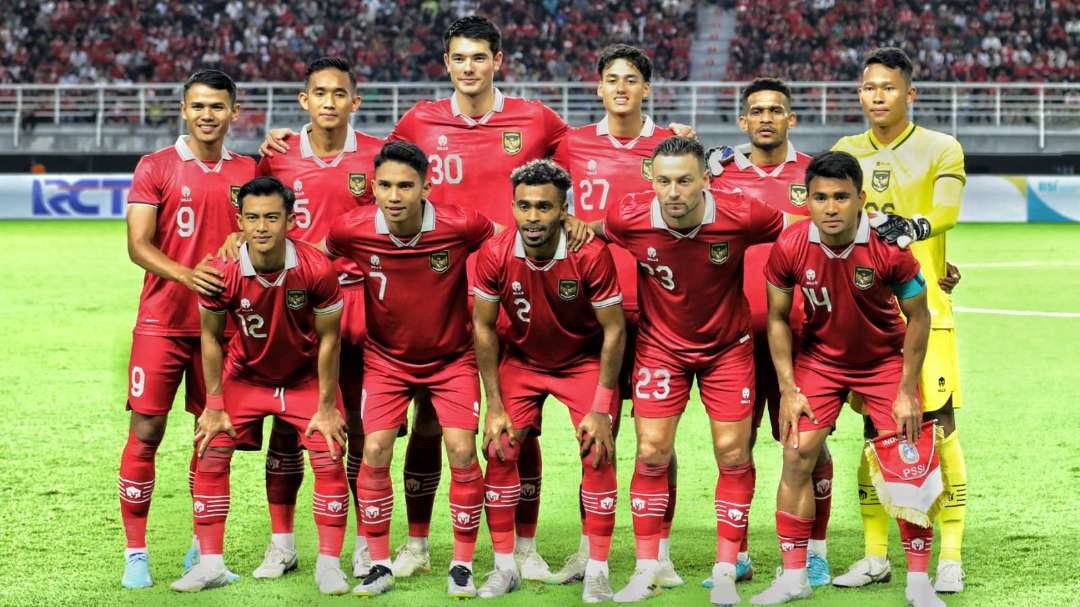 Skuad Timnas Indonesia saat melawan Palestina di Stadion Gelora Bung Tomo, Surabaya, Rabu 14 Juni 2023. (Foto: Fariz Yarbo/Ngopibareng.id)