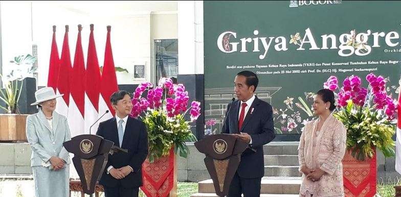 Presiden Jokowi dan Ibu Negara Iriana Jokowi menyambut Kaisar Naruhito dan Permaisuri Masako di Ruang Teratai, Istana Bogor. (Foto: YouTube Setpres)