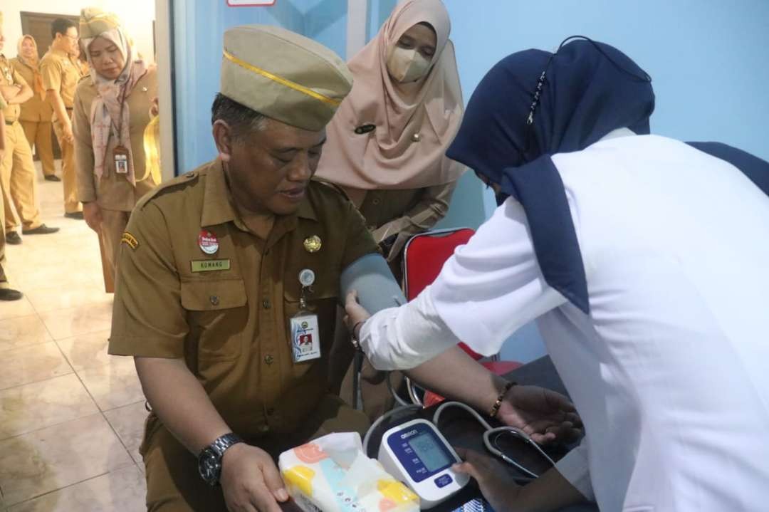 Sekda Blora, Komang Gede Irawadi periksakan diri di Posko Kesehatan (Foto: Humas Pemkan Blora)