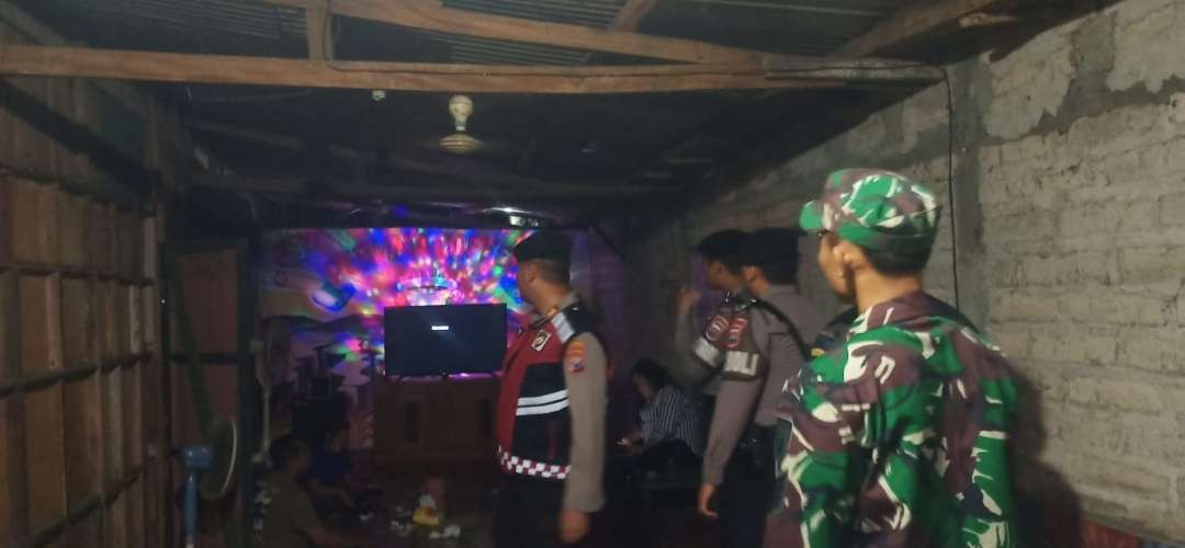 Petugas gabungan razia warung kopi di Kabupaten Tuban, Jawa Timur. Lokasi ini menyediakan fasilitas tempat karaoke ilegal. (Foto: Dokumentasi Satsamapta Polres Tuban)