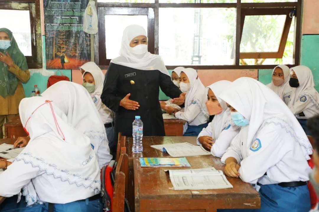 Gubernur Jawa Timur, Khofifah Indar Parawansa saat meninjau proses pendidikan. (Foto: Istimewa)