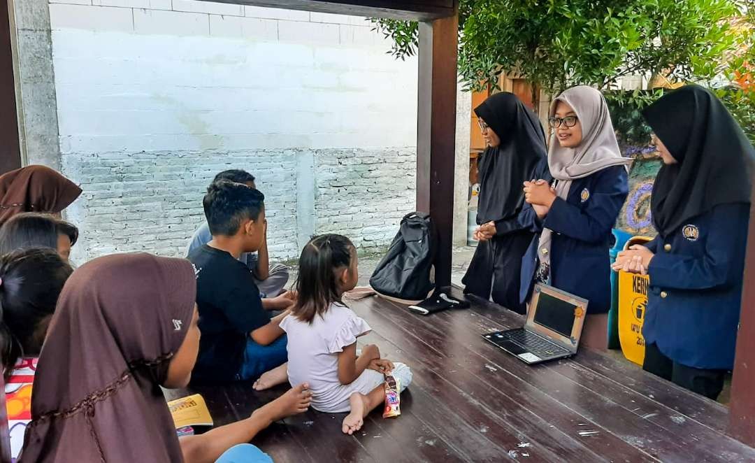 Mahasiswa Unesa saat pembelajaran anak-anak di desa Begadung, Nganjuk. (Foto : istimewa)