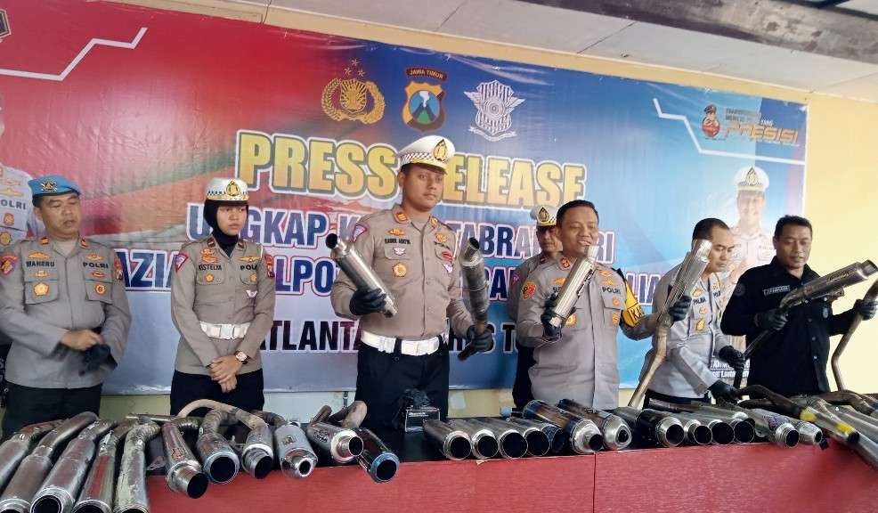 Konferensi pers terkait penilangan terhadap 118 kendaraan roda dua yang menggunakan knalpot brong (Khoirul Huda/Ngopibareng.id)