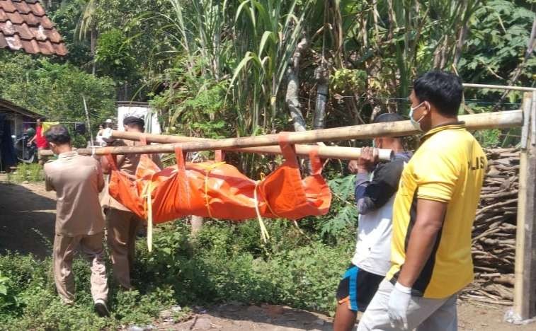 Mayat korban dievakuasi menuju ke rumah duka. (Foto: Istimewa)