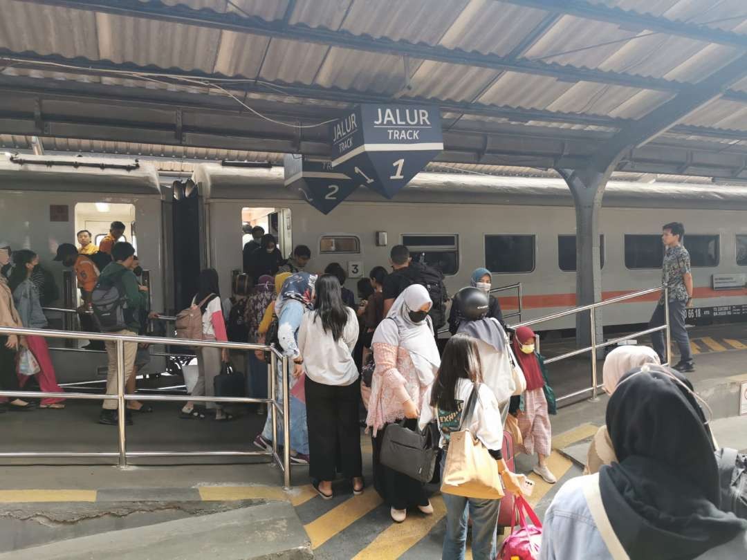 Penumpang kereta saat turun dari kereta di Stasiun Jember (Foto: Dok Humas Daop 9 Jember)