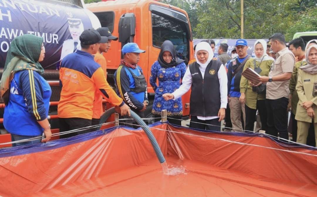 Pendistribusian bantuan air bersih. (Foto: Dokumentasi Diskominfo)