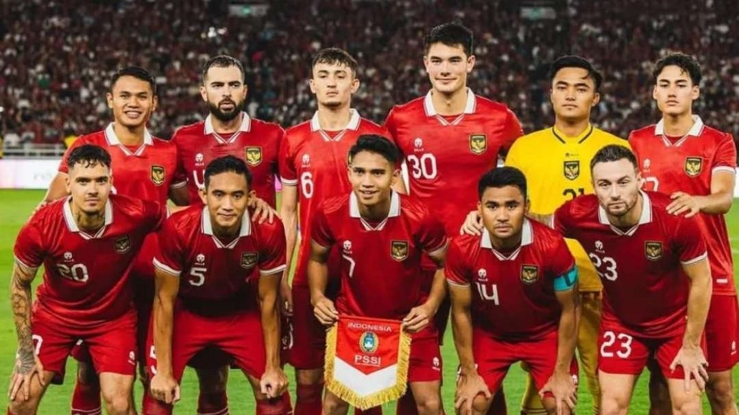 Kiper Timnas Indonesia, Ernando Ari (jersey kuning) beruntung dapat kaos bekas kiper Argentina, Emiliano Martinez. (Foto: Instagram @nandoariiiss)