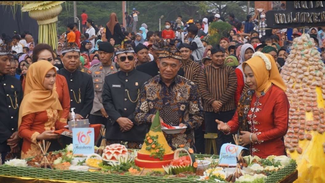 Menko PMK memotong tumpeng di HUT ke 105 Kota Mojokerto.(Foto Deni Lukmantara/Ngopibareng)