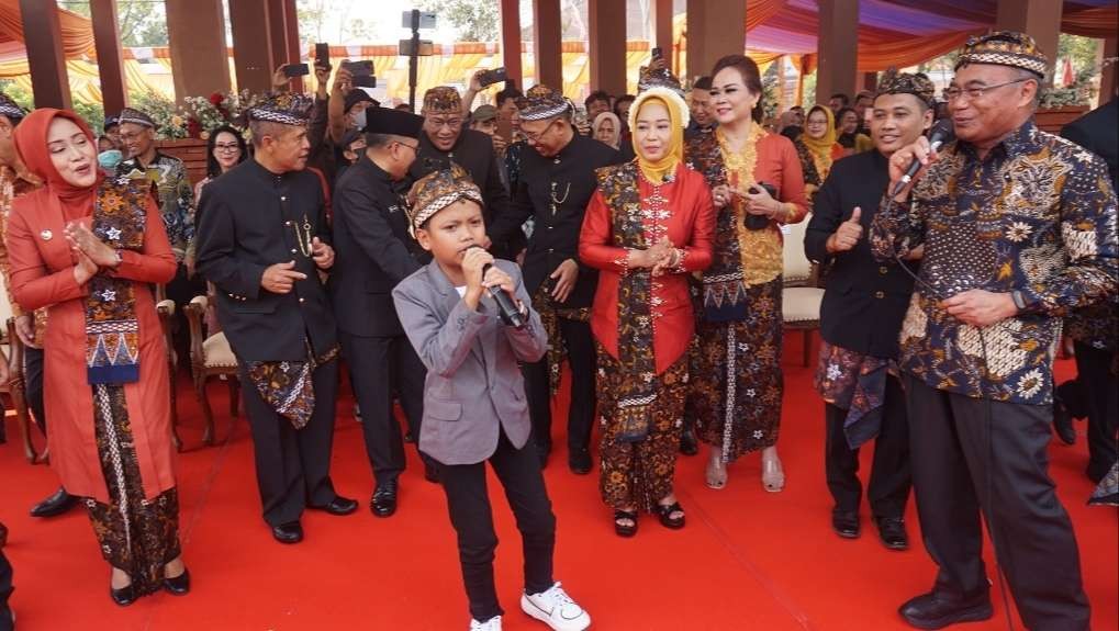 Penyanyi cilik Farel Prayoga menggoyang para pejabat yang hadir di HUT ke-105 Kota Mojokerto, Jakarta. (Foto Deni Lukmantara/Ngopibareng.id)