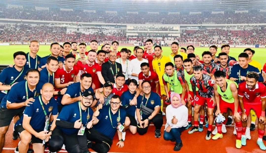 Presiden Jokowi dan Ibu Negara Iriana Jokowi foto bersama Timnas Indonesia dan ofisial, usai FIFA Matchday melawan Argentina di SUGBK, Senayan, Jakarta, Senin 19 Juni 2023. (Foto: Instagram @jokowi)