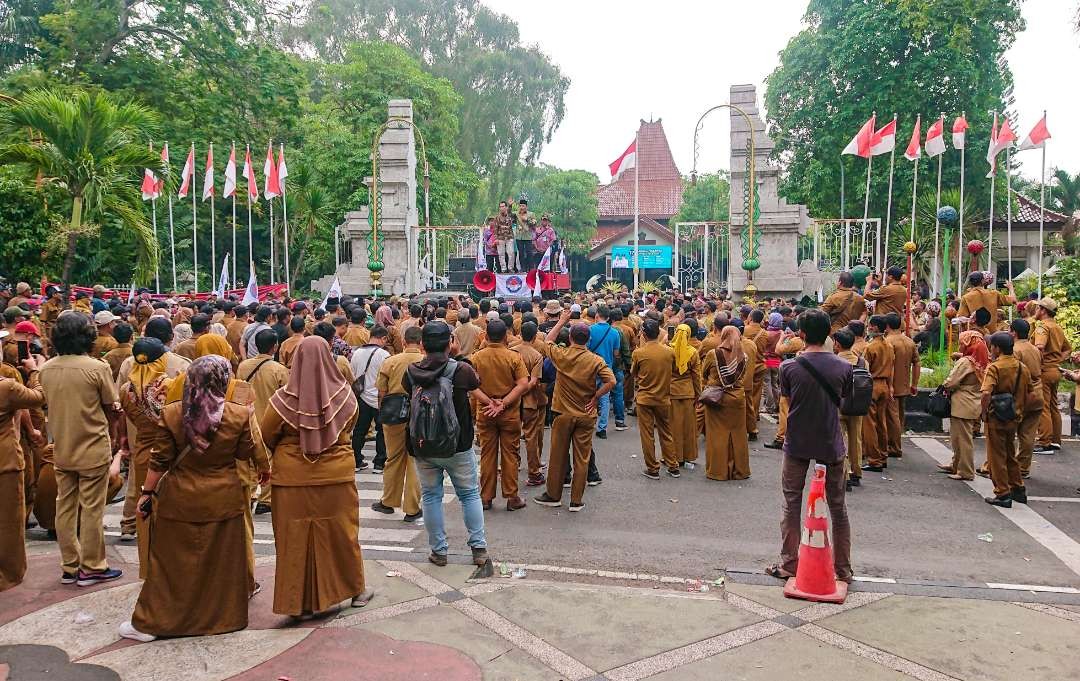 Ratusan perangkat desa gelar aksi demo di depan pendopo Sidoarjo (foto : Aini/Ngopibareng.id)