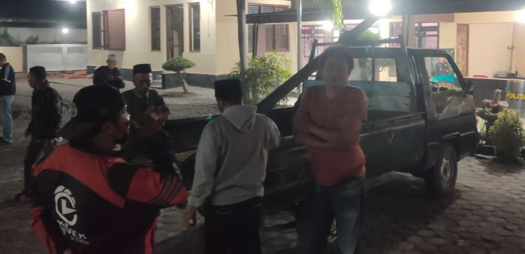 Polisi saat menyita barang bukti sebuah pikap dan satu tiang kabel milik korban (Foto: Dok Polsek Kencong)