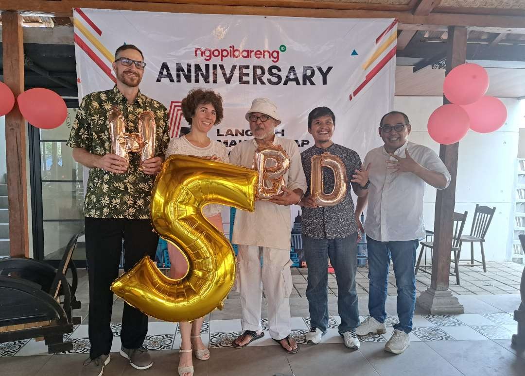 Direktur Wisma Jerman, Mike Neuber dan Direktur Institute Francais-Indonesia, Sandra Vivier saat datang ke open house Ngopibareng.id ke-5. (Foto: Pita Sari/Ngopibareng.id).