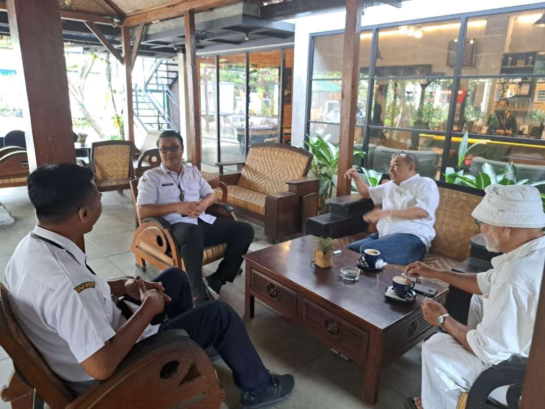 Kepala Dinas Komunikasi dan Informatika (Diskominfo) Kota Surabaya, M Fikser bersama CEO Ngopibareng.id, Arif Afandi dan Pimpinan Redaksi (Pimred) Ngopibareng.id, M. Anis. (Foto: Pita Sari/Ngopibareng.id)