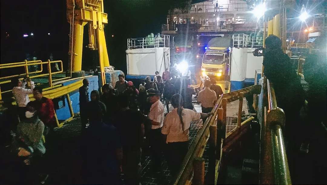 KMP Rodita berhasil sandar di dermaga 1 Pelabuhan Padangbai, Bali setelah beberapa jam kandas (foto:Basarnas Bali)