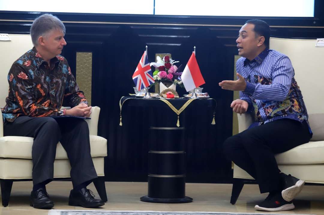 Walikota Surabaya, Eri Cahyadi bersama Duta Besar (Dubes) Inggris untuk Indonesia dan Timor-Leste Owen Jenkins saat berada di ruang kerjanya. (Foto: Humas Pemkot Surabaya)