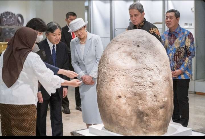 Kaisar Jepang Naruhito dan Permaisuri Masako mengagumi  koleksi Museum Nasional, salah satunya berupa prasasti tuggu  (Foto: Musnas)