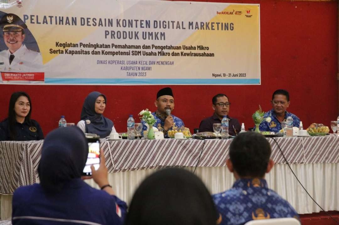 Bupati Ngawi Ony Anwar Harsono, berama pelaku Usaha Mikro Kecil Menengah (UMKM) di Kabupaten Ngawi mengikuti pelatihan design konten digital marketing di Ngawi, Senin 19 Juni 2023.(Foto: dok. pemkab ngawi)