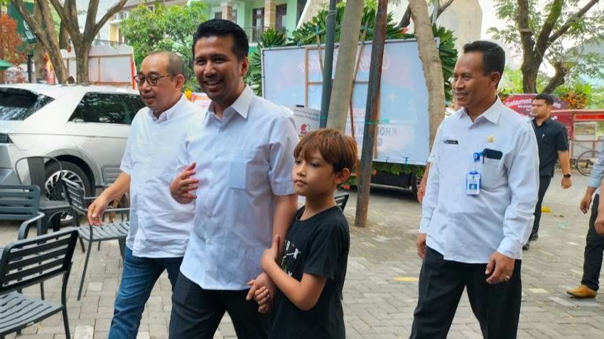 Libur sekolah, Qeinan ikut sang ayah, Wakil Gubernur Jawa Timur, Emil Dardak, open house di Ngopibareng.id Yo Lang tahun ke-5. (Foto: Yasmin Fitrida/Ngopibareng.id)