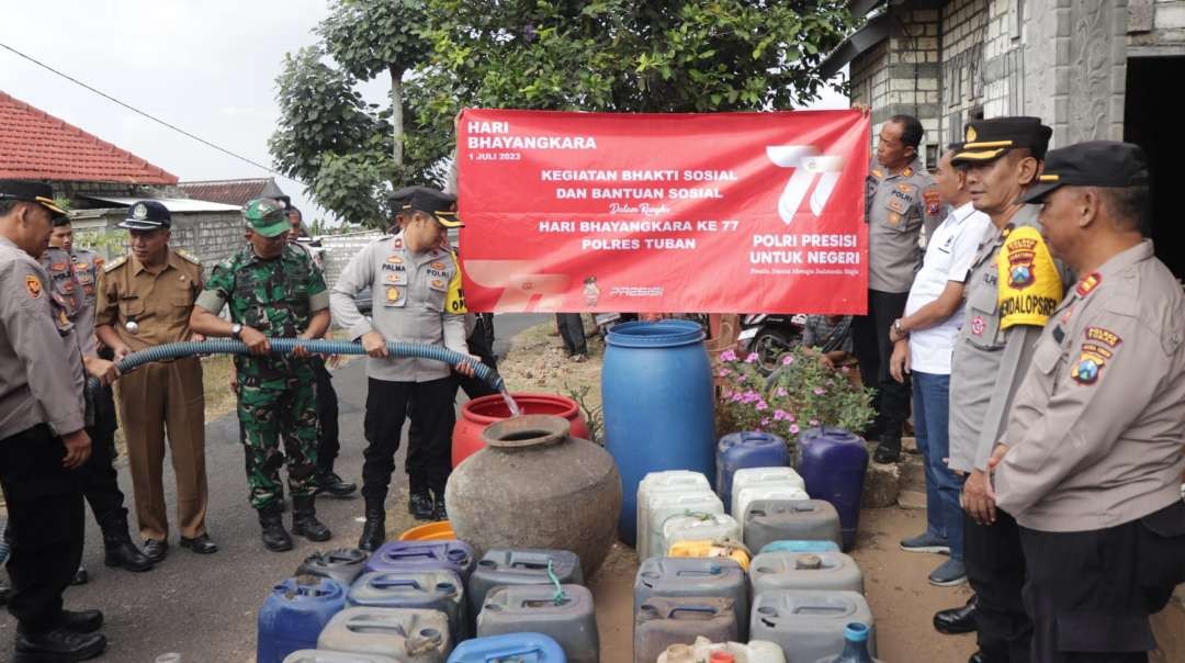 Polres Tuban mensuplai air bersih kepada masyarakat di Desa Ngandong, Kecamatan Grabagan, Tuban, Jawa Timur. (Foto: Dokumentasi Polres Tuban)