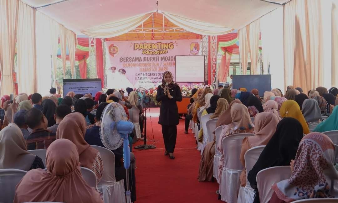 Bupati Ikfina di hadapan para wali murid.(Foto: Dok. Diskominfo)