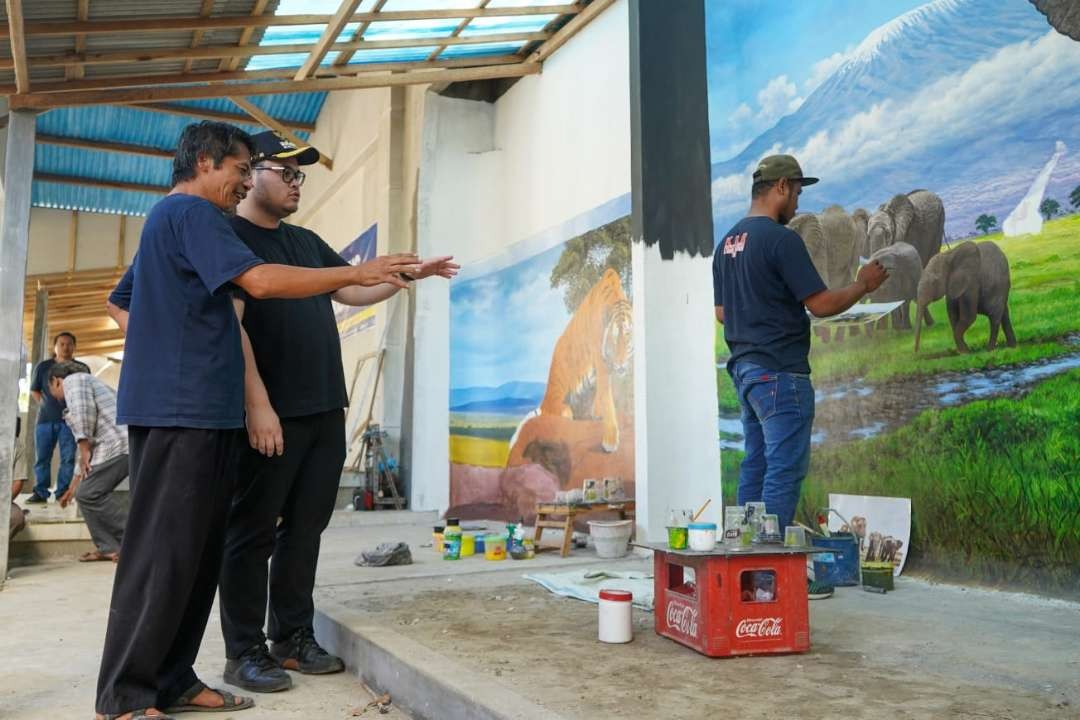 Bupati kediri Hanindhito Himawan Pramana Motivasi Pelukis Ruslan Gelar Pameran Tunggal (Fendhy Lesmana/ngopibareng,id)