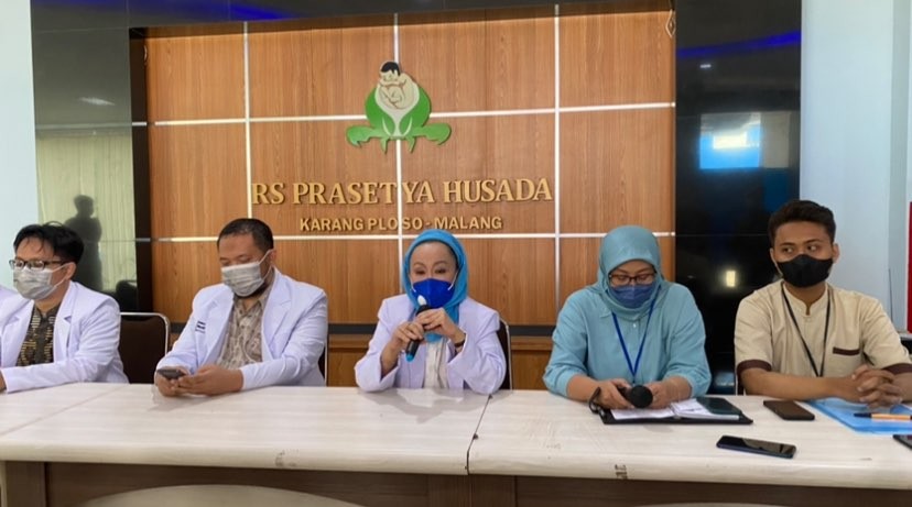 Jajaran manajemen RS Prasetya Husada saat memberikan klarifikasi terkait dugaan malpraktik (Foto: Lalu Theo/Ngopibareng.id)