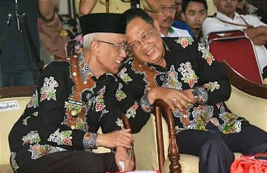 Ketua DPRD Bondowoso, Ahmad Dhafir bersama Bupati Salwa Arifin (berkopiah), masa jabatan berakhir 24 September 2023. (Foto: Guido Saphan/Ngopibareng.id)