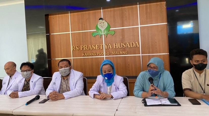 Manajemen RS Prasetya Husada, Malang saat memberikan keterangan terkait dugaan malapraktik (Foto: Lalu Theo/Ngopibareng.id)