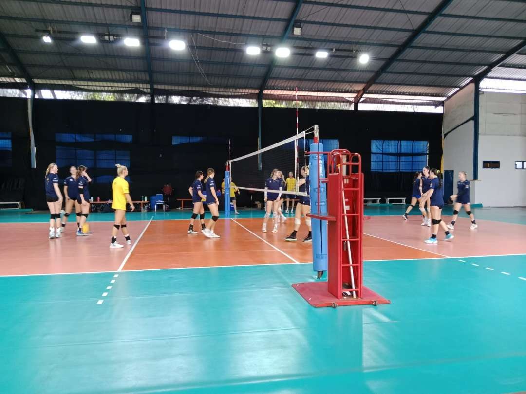 Tim peserta AVC Challenge Cup for Women 2023 saat berlatih di GOR Stikosa-AWS. (Foto: Istimewa)