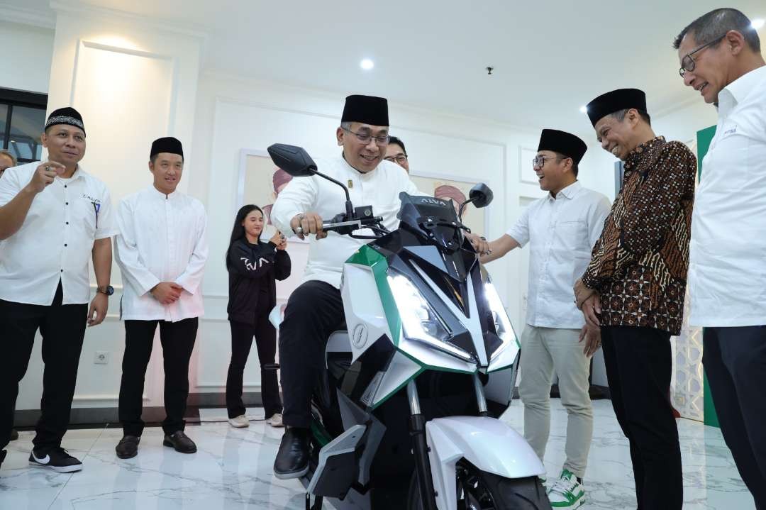 Ketua Umum Pengurus Besar Nahdlatul Ulama (PBNU) Yahya Cholil Staquf saat mencoba motor listrik buatan anak bangsa dengan nama produk Alva Cervo. Motor listrik ini diproduksi oleh PT Indika Energy dan PT Ilectra Motor Group. (Foto: Miftah/LTN PBNU)