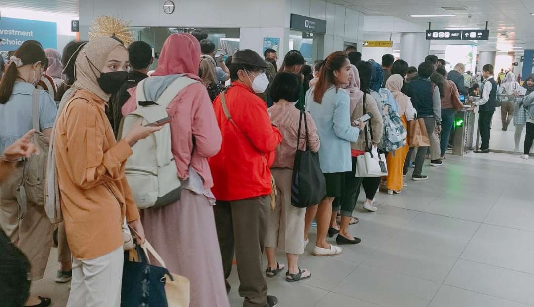 Warga Jakarta menikmati MRT dengan tarif Rp1. (Foto: Pribadi)