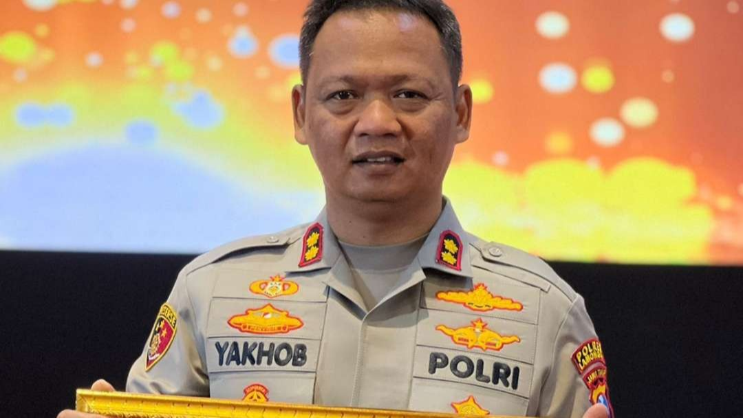 Kapolres Lamongan AKBP Yakhob Silvana Delareskha menerima penghargaan Kompolnas Award 2023. (Foto: Istimewa)