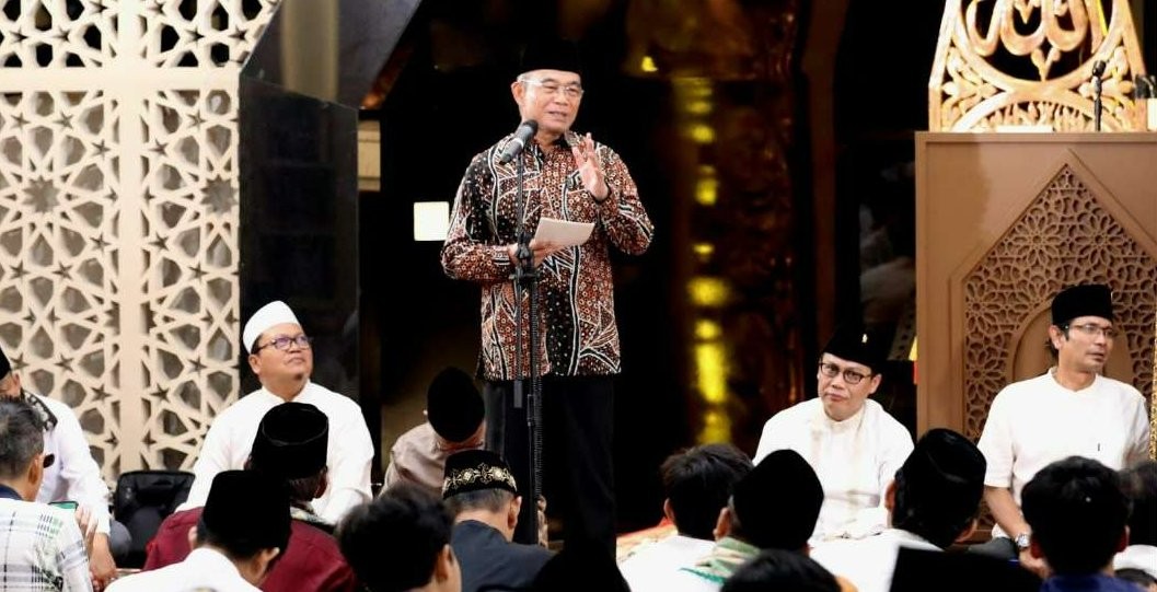 Menko PMK Muhadjir Effendy menyampaikan tausiyah kebangsaan di Masjid AtTaufiq, Jakarta Selatan (21/6/2023) dalam rangka Haul Bung Karno ke-53. (Foto: Humas Kemenko PMK)