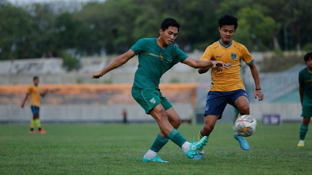 Brayen Pondag (hijau) jadi salah satu pemain yang dipinjamkan Persebaya. (Foto: Istimewa)