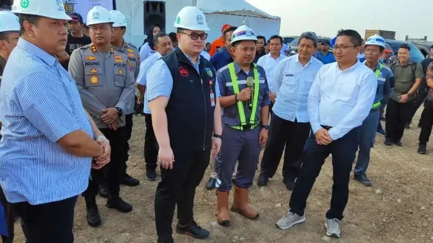 Bupati Kediri Hanindhito Himawan Pramana saat meninjau stadion baru di Kabupaten Kediri. (Fendi Lesmana/Ngopibareng.id)