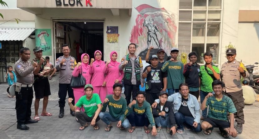 Polsek Simokerto bersama Bonek bagi sembako ke disabilitas (Foto: dok. Polsek Simokerto)