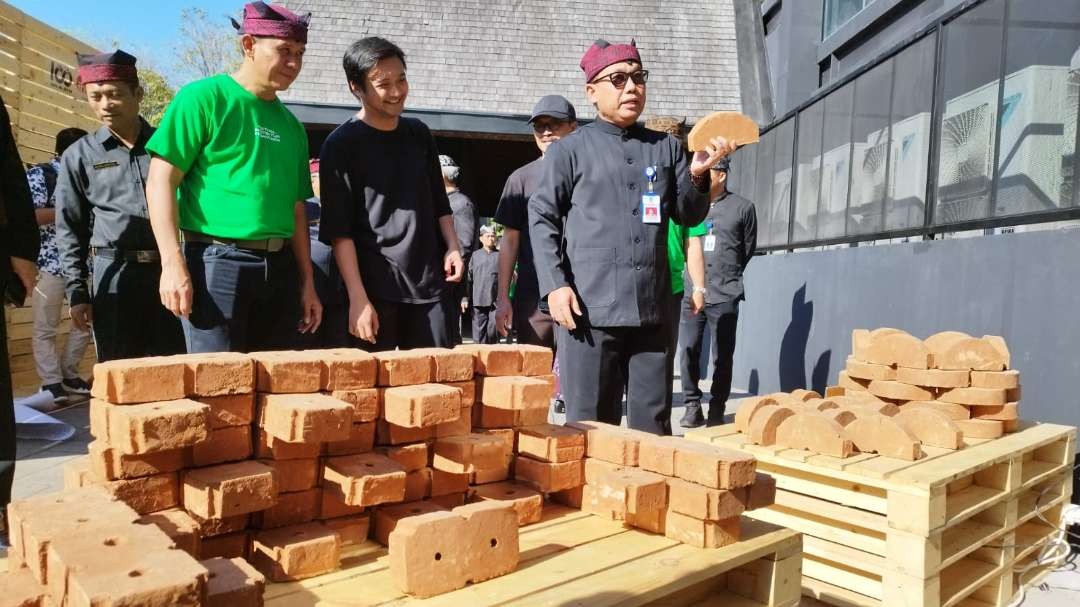 Sekretaris Daerah Banyuwangi, Mujiono, melihat boto hasil karya IAI Jawa Timur dalam Pameran Arsitektur Nusantara. (Foto: Muh Hujaini/Ngopibareng.id)