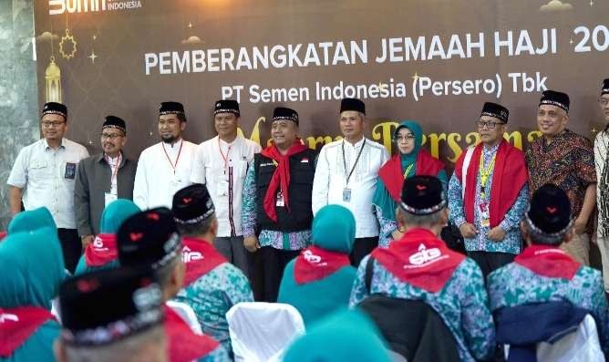 Upacara pelepasan 177 jemaah haji Kabupatan Gresik diwarnai isak tangis, keberangkatan tamu Allah ini difasilitasi SIG. (Foto: Dok SIG)