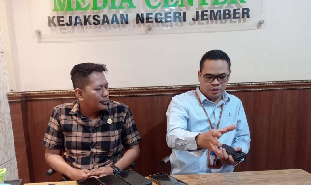 Kasi Datun Kejari Jember, Khoirul Arifin (kiri) dan Direktur Umum Perumdam Tirta Pandalungan Jember, Yudho Radityo Utomo saat memaparkan pelanggan nakal (Foto: Rusdi/Ngopibareng.id)