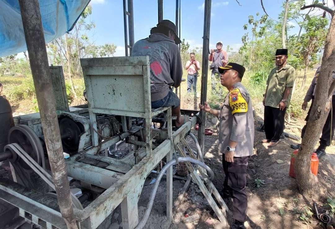 Kapolres Probolinggo Kota, AKBP Wadi Sa’bani saat meninjau pengeboran sumur untuk pengairan lahan pertanian di Desa Sumbekare, Kecamatan Wonomerto. (Foto: Ikhsan Mahmudi/Ngopibareng.id)