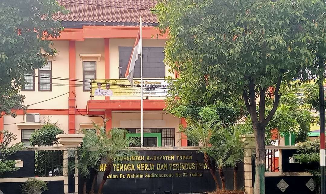 Kantor Tenaga Kerja dan Perindustrian (Disnakerin) Kabupaten Tuban nampak dari depan (Foto: Khoirul Huda/Ngopibareng.id)