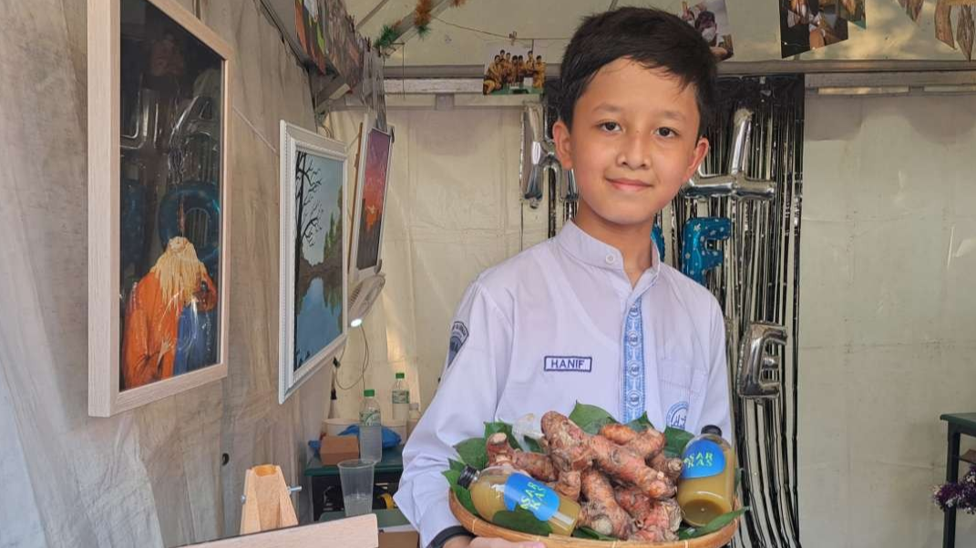 M. Hanif Nazmi, salah satu murid SMP Al-Hikmah yang melakukan penelitian pestisida dari bahan alami. (Foto: Pita Sari/Ngopibareng.id)