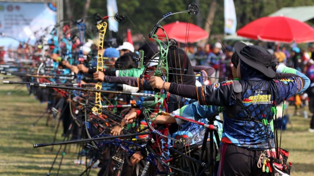 Para atlet saat mengikuti 3th Navy International Archery Open di Lapangan Dakota Lanudal, Sidoarjo, Sabtu 24 Juni 2023. (Foto: Fariz Yarbo/Ngopibareng.id)