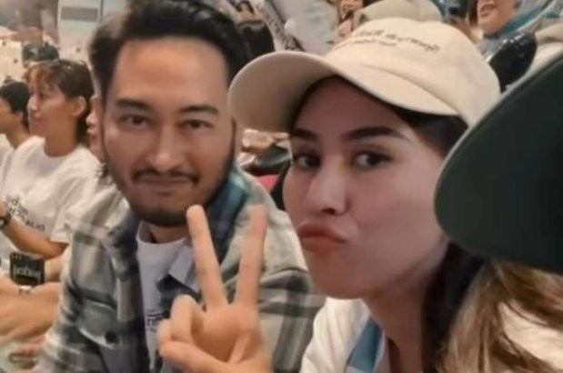 Tanpa beban, pasangan Syahnaz Sadiqah dan Jeje Govinda nonton pertandingan tennis Raffi Ahmad dan Nagita Slavina, Jumat 23 Juni 2023. (Foto: Instagram)