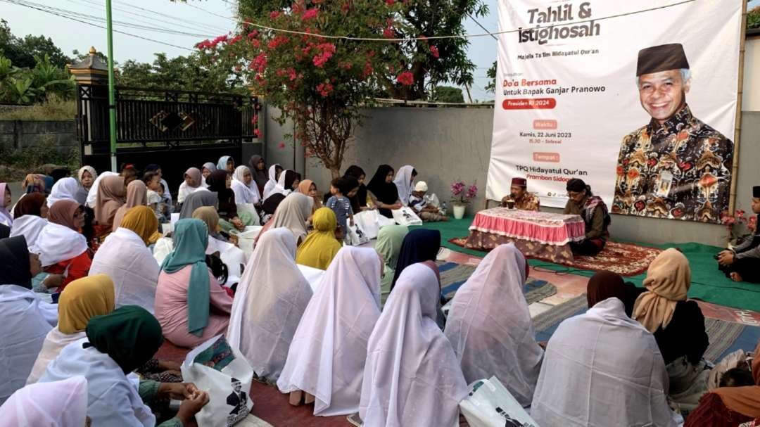 Warga saat mengikuti tahlil dan istighosah Gus-Gus Nusantara bersatu di Kecamatan Prambon, Sidoarjo, Sabtu 24 Juni 2023. (Foto: Istimewa)